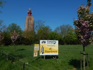 Leuchtturm Westkapelle hinter grüner Wiese