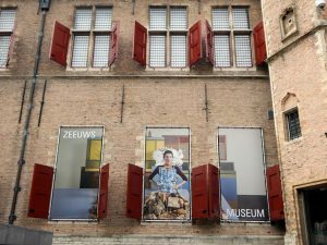 Drei Werbeplakate für das Zeeuws Museum Abtei Middelburg