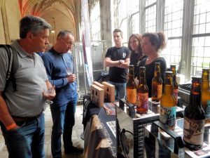Kunden an Bierstand Middelburg