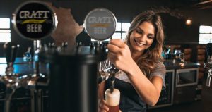 Frau zapft Bier in Kneipe Vrouwenpolder