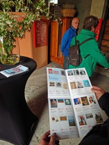 Besucher hält Ausstellungskatalog zur Kunstroute Oostkapelle in den Händen