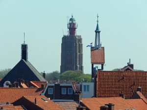 Über den Dächern von Westkapelle mit Kirchtürmen und Leuchtturm