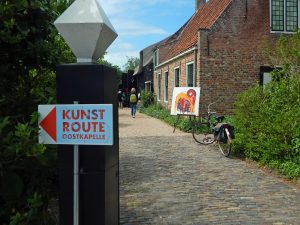 Hinweisschild zur Kunstroute Oostkapelle