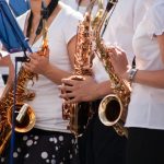 Drei Saxophon in den Händen junger Frauen Festival Vlissingen