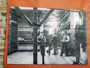Historisches Foto mit drei Bierbrauern aus Zeeland