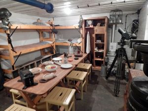 Schlafplätze und Esstisch im Bunkermuseum Zoutelande