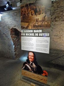 Plakat in den Kazematten Vlissingen mit Portait von Michiel de Ruyter