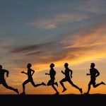 Sieben Läufer vor Sonnenuntergang Küstenmarathon Zeeland