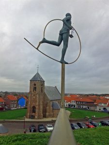 Skulptur Marathonläufer vor Kirche Zoutelande