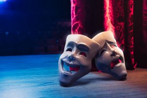 Masken Drama und Komödie auf Theaterbühne