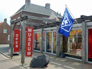 Polderhuis Westkapelle außen mit Fahne vom VVV