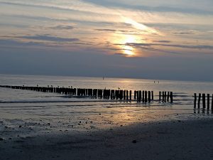 Gezeiten am Scheitelpunkt bei Abendstimmung am Meer von Westkapelle mit Wellenbrechern