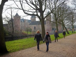 Vier Spaziergänger mit Winterkleidung auf Wanderweg am Schloss Westhove Oostkapelle