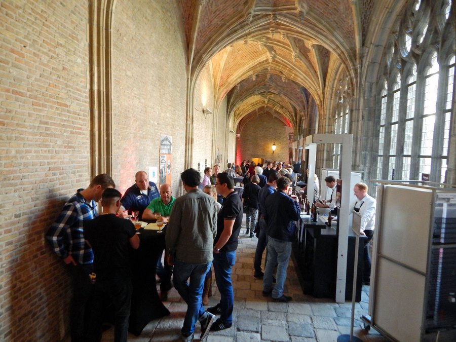Männer an Tischen und Ständen zur Bierprobe in Abtei Middelburg