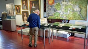 Mann begutachtet Werke in den Schotse Huizen Museum Veere