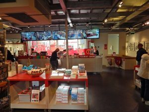 Touristenshop Middelburg innen mit Büchershop im Vordergrund