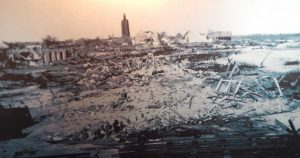 Schwarzweiß Foto zerstörtes Westkapelle nach der Sturmflut