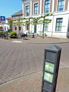 Zwei Hinweisschilder für Radfahrer in Koudekerke