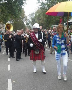 Musikergruppe auf Straße von Domburg