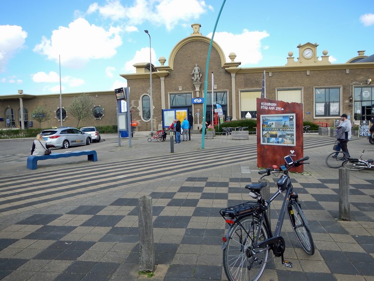 Bahnhof von Vlissingen mit Fahrrad und Taxen im Vordergrund