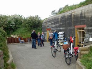 Besucher und Fahrräder vor dem Bunkermuseum Zoutelande