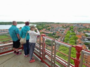 Familieschaut von Plattform des Leuchtturms von Westkapelle über das Dorf