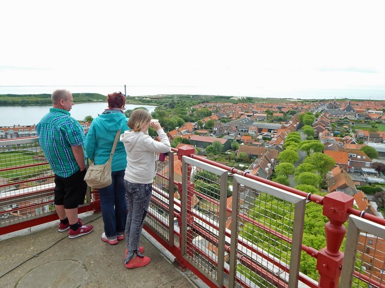 Familieschaut von Plattform des Leuchtturms von Westkapelle über das Dorf