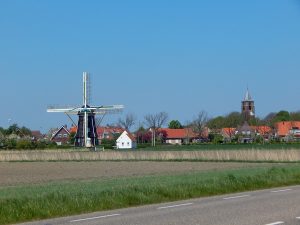 Totale von Dorf Grijpskerke mit Mühle und Kirchturm auf Walcheren