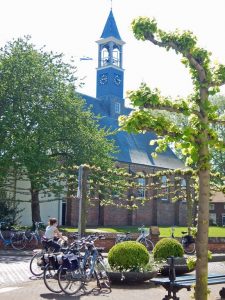 Kirchturm von Koudekerke mit vielen Fahrrädern im Vordergrund
