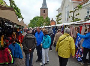 Kunden auf dem Wochenmarkt in Domburg