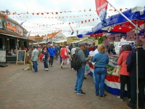 Kunden am Fischstand vom Wochenmarkt in Zoutelande