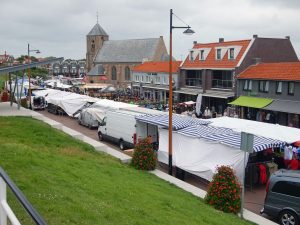 Marktstände auf Langstraat in Zoutelande mit Kirche im Hintergrund