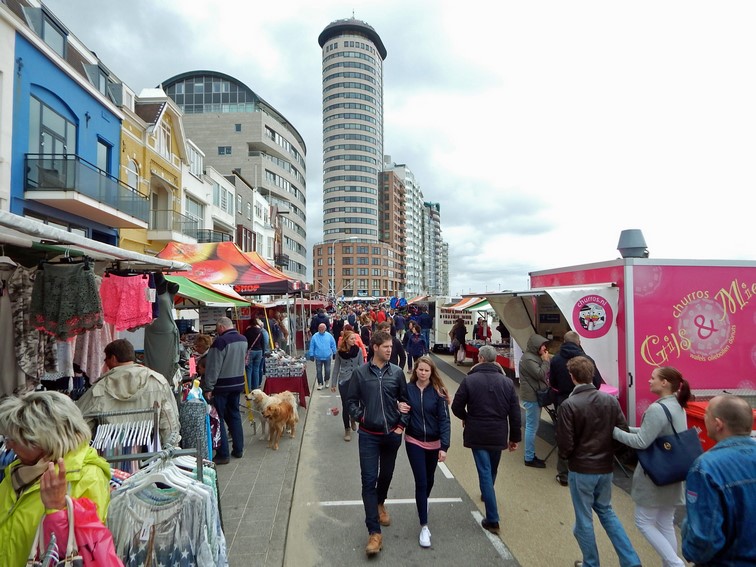 Menschen auf Pfingstmarkt von Vlssingen auf dem Boulevard