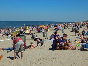 Strand Domburg mit vielen Badegästen