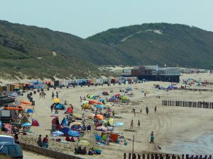 Strand und Dünen von Zoutelande im Sommer mit vielen Badegästen