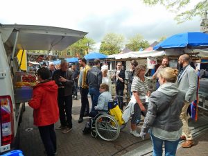 Kunden auf Wochenmarkt in Middelburg
