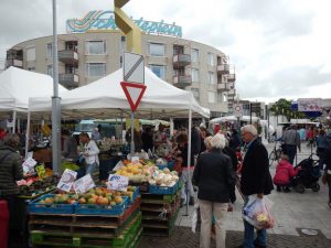 Kunden vor einem Obststand auf Wochenmarkt in Vlissingen