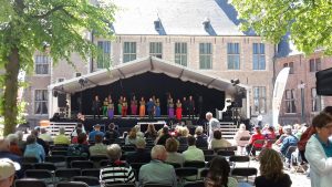 Bühne beim Chorfestival Middelburg im Innenhof der Abtei