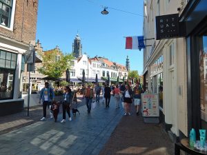 Pasanten in Einkaufszone von Middelburg