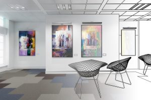 Leere Stühle im Museum vor abstrakten Gemälden