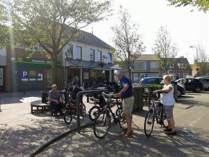 Radfahrer im Gespräch in Oostkapelle