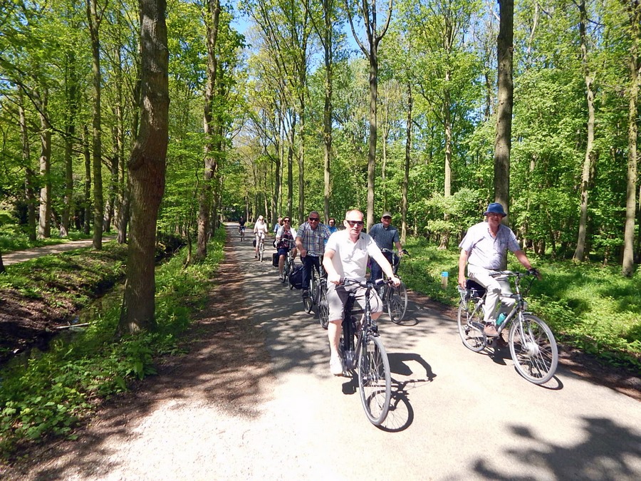 Gruppe Radfahrer im Naturpark de Manteling Oostkapelle