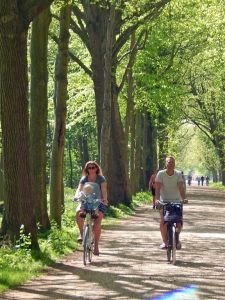 Familie mit Kleinkinde fahrradfahrend im Naturpark de Manteling Oostkapelle