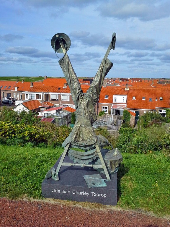 Die Skulptur zu Ehren von Charley Toroop auf dem Deich von Westkapelle