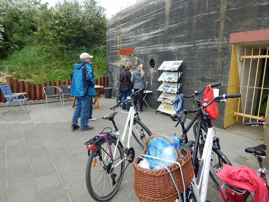 Fahrräder vor Bunker Zoutelande mit Besuchern bei Bunkerroute Zeeland