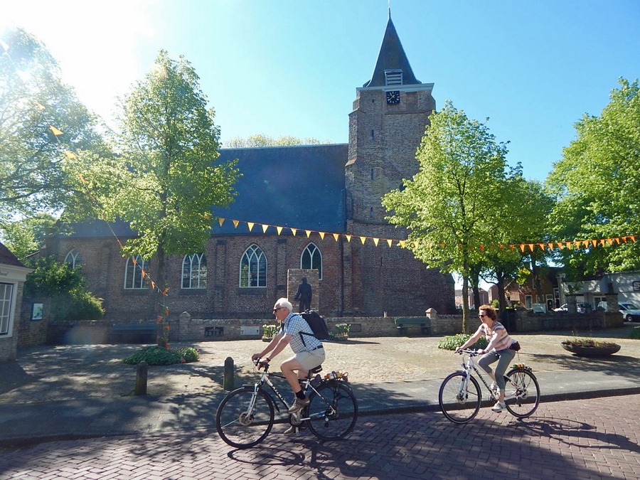 Kirche mit Radfahrer in Serooskerke