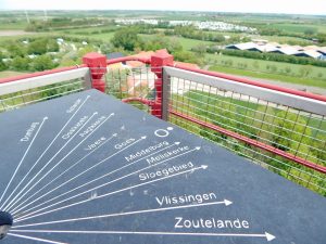 Ortsnamen von Walcheren auf Hinweisschild auf Leuchtturm von Westkapelle