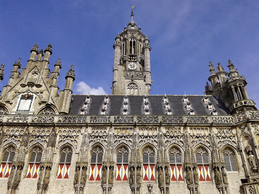Rathaus Middelburg vor strahlend blauem Himmel