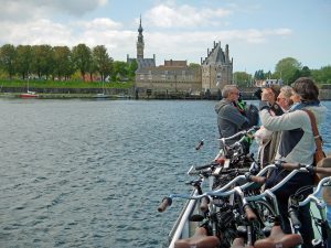 Passagiere auf Fahrradfähre vor der Kulisse vn Veere auf dem Veerse Meer