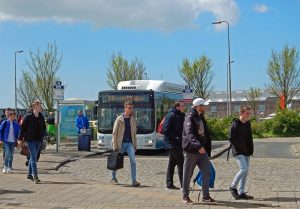 Buspassagiere am Verkehrsknotenpunkt in Vlissingen